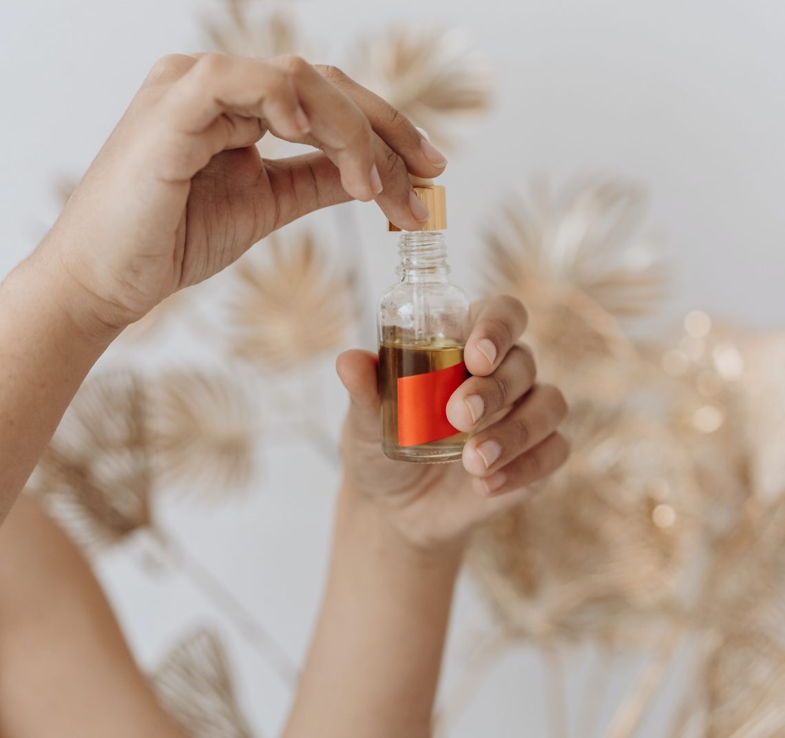 here-are-some-essential-oils-that-are-beneficial-for-your-hair-trendelupe