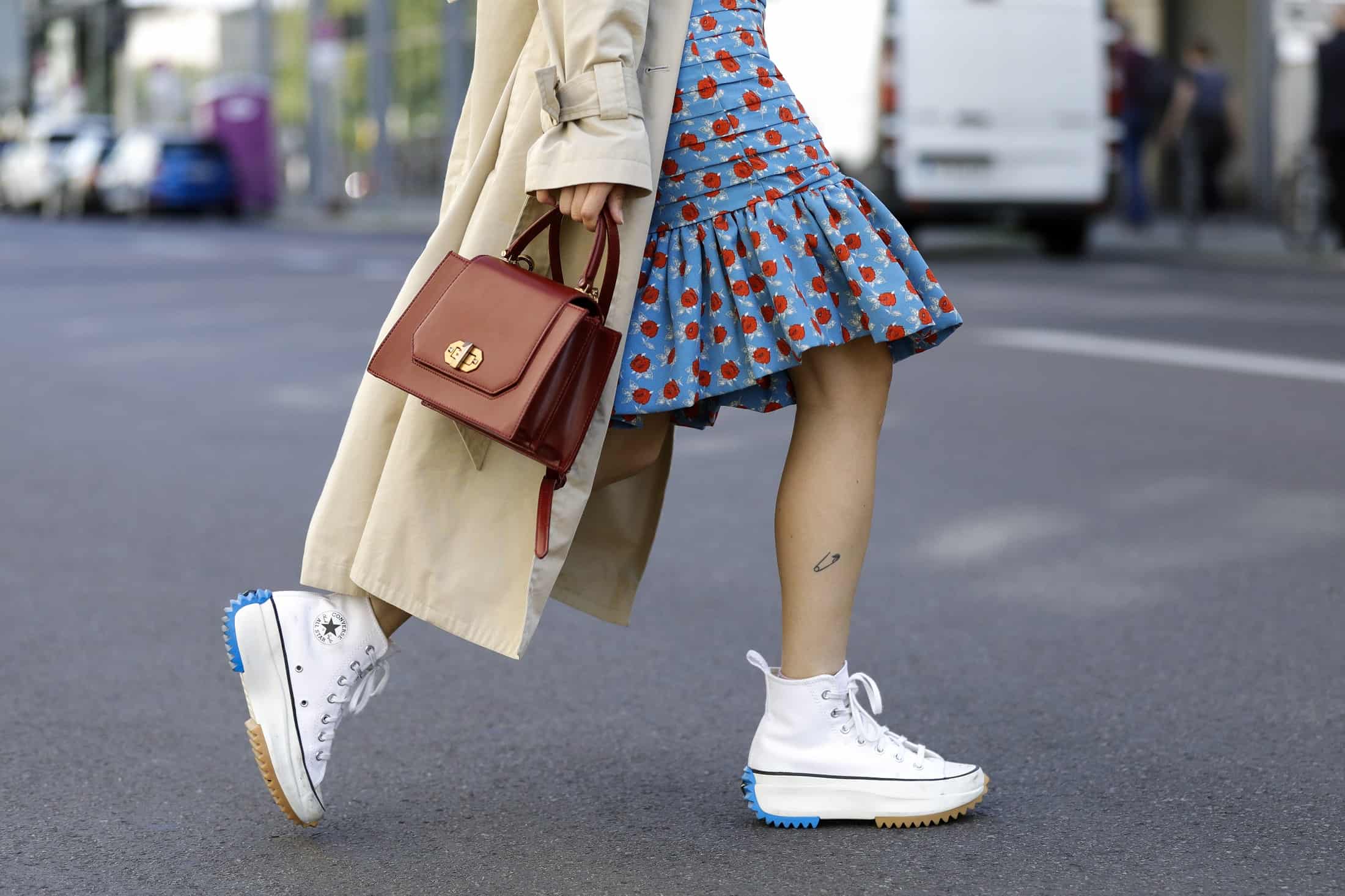 Opt for a dress and sneakers this summer! Get inspired and create your ...